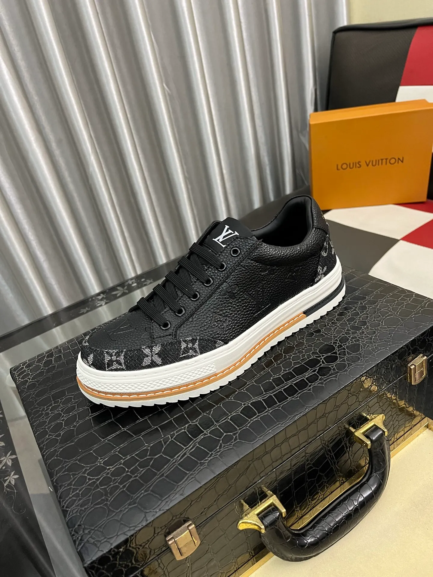 Men's shoes 💰400⌚️⌚️【LOUIS VUITTON】Same style as Louis Vuitton* official website 🚹Men's high-top casual shoes❤️Same style as popular celebrities ~ Best-selling at home and abroad Lv focuses on the checkerboard series...Imported first-layer cowhide with special fabrics➕Full sheepskin lining➕Brand-specific hollow outsole💎Number: 38-442️⃣Colors available